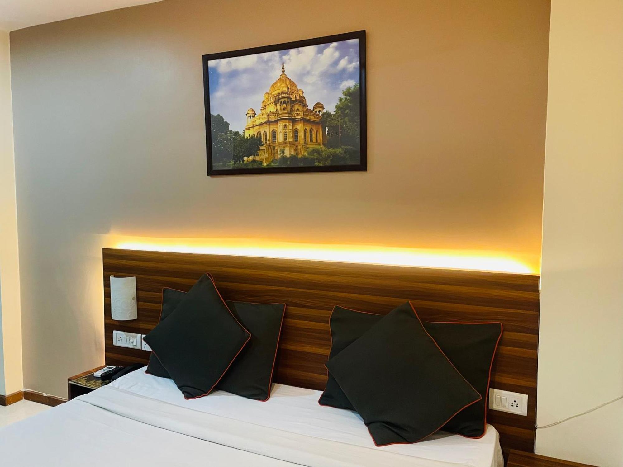 The Royal Presidency Inn Lucknow Extérieur photo
